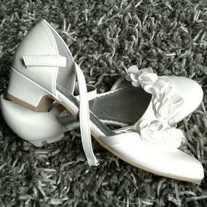 Girls Ivory Dress Shoe with Pearl/Petal details